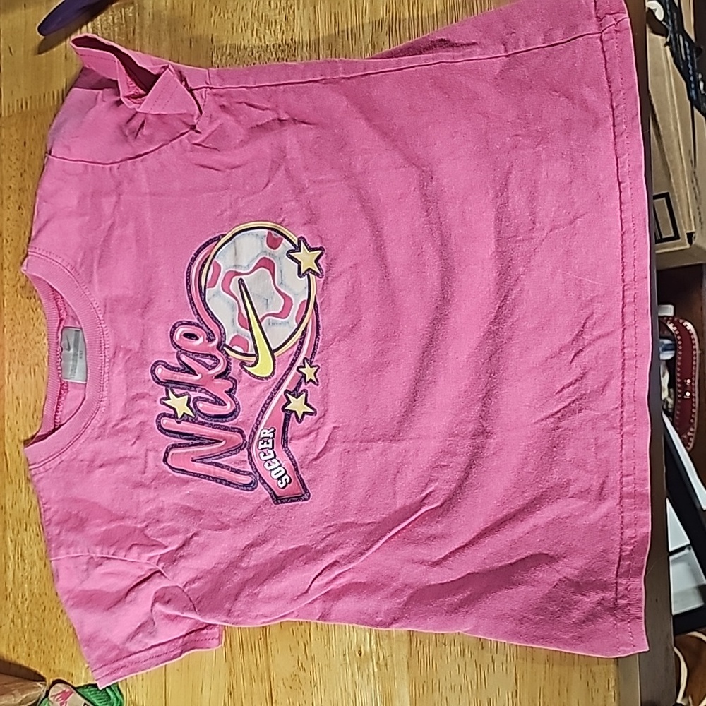 Kids pink Nike soccer shirt (B8.1)